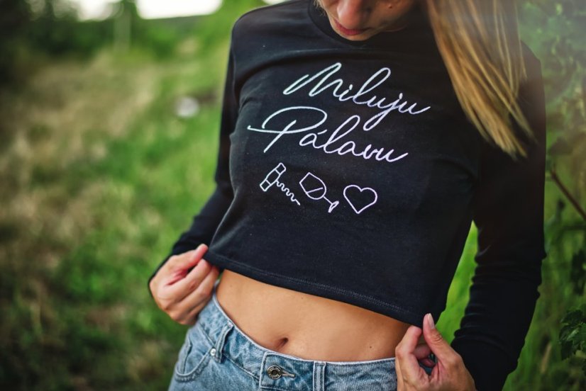DÁMSKÁ MIKINA CROP S LOGEM MILUJU PÁLAVU