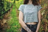 DÁMSKÝ CROP TOP S KRÁTKÝM RUKÁVEM S ORIGINÁLNÍM NÁPISEM MILUJU PÁLAVU