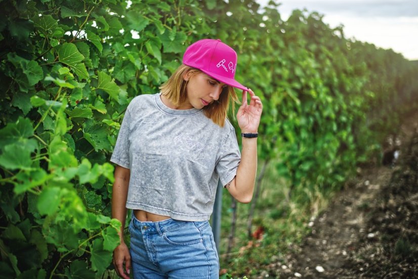 DÁMSKÝ CROP TOP S KRÁTKÝM RUKÁVEM S IKONAMI ŠEDÁ - Velikost: XS