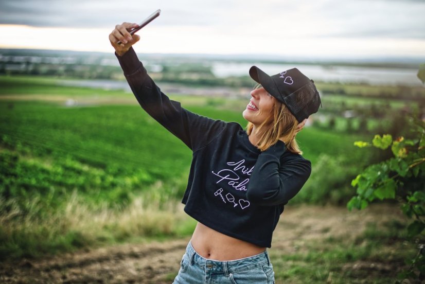 DÁMSKÁ MIKINA CROP S LOGEM MILUJU PÁLAVU