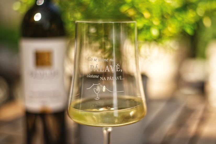 SKLENICE NA VÍNO S NÁPISEM “CO SE STANE NA PÁLAVĚ, ZŮSTANE NA PÁLAVĚ”