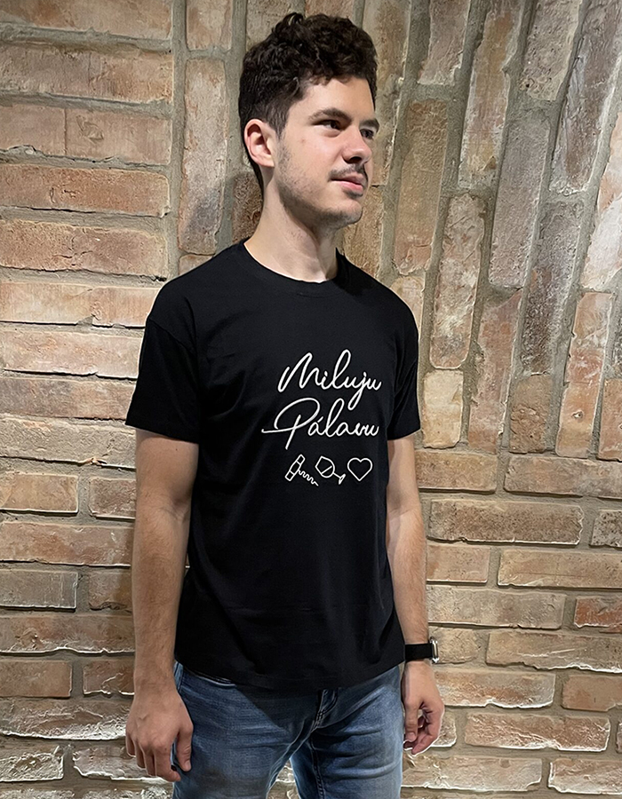 ČERNÉ PÁNSKÉ TRIČKO S KRÁTKÝM RUKÁVEM S ORIGINÁLNÍM NÁPISEM MILUJU PÁLAVU