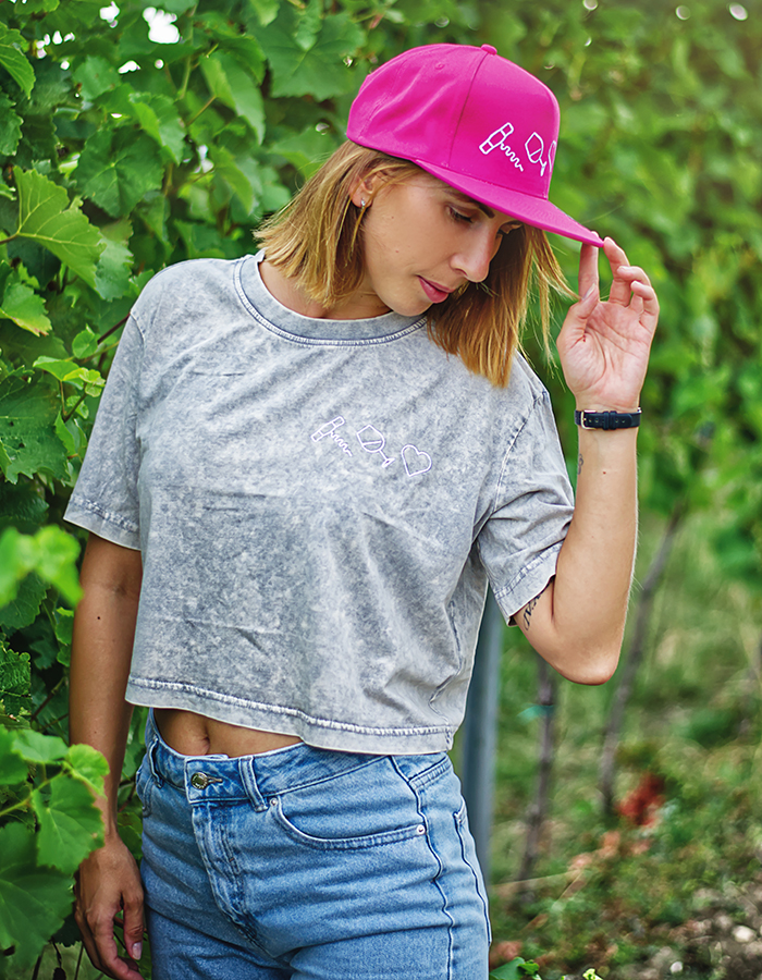 DÁMSKÝ CROP TOP S KRÁTKÝM RUKÁVEM S IKONAMI ŠEDÁ