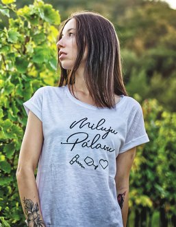 BÍLÉ DÁMSKÉ TRIČKO S KRÁTKÝM RUKÁVEM S ORIGINÁLNÍM NÁPISEM MILUJU PÁLAVU