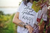 BÍLÉ DÁMSKÉ TRIČKO S KRÁTKÝM RUKÁVEM S ORIGINÁLNÍM NÁPISEM MILUJU PÁLAVU - Velikost: L