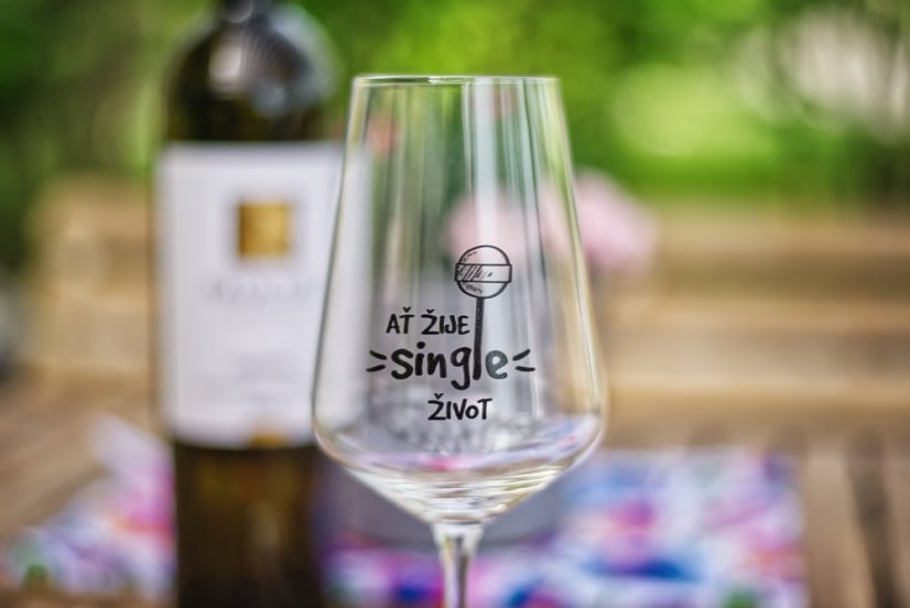 SKLENICE NA VÍNO S NÁPISEM “AŤ ŽIJE SINGLE ŽIVOT”