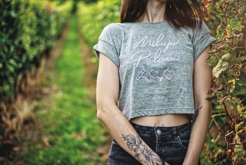 DÁMSKÝ CROP TOP S KRÁTKÝM RUKÁVEM S ORIGINÁLNÍM NÁPISEM MILUJU PÁLAVU
