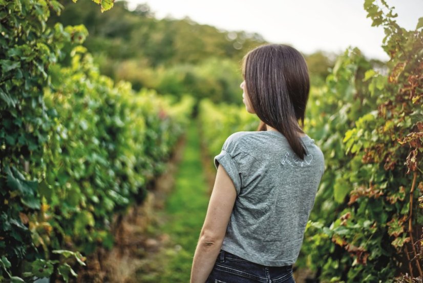 DÁMSKÝ CROP TOP S KRÁTKÝM RUKÁVEM S ORIGINÁLNÍM NÁPISEM MILUJU PÁLAVU