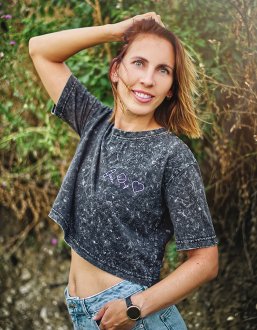 DÁMSKÝ CROP TOP S KRÁTKÝM RUKÁVEM S IKONAMI