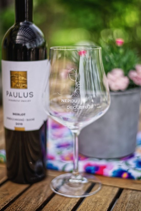 SKLENICE NA VÍNO S NÁPISEM “NEPIJU, DEGUSTUJU”