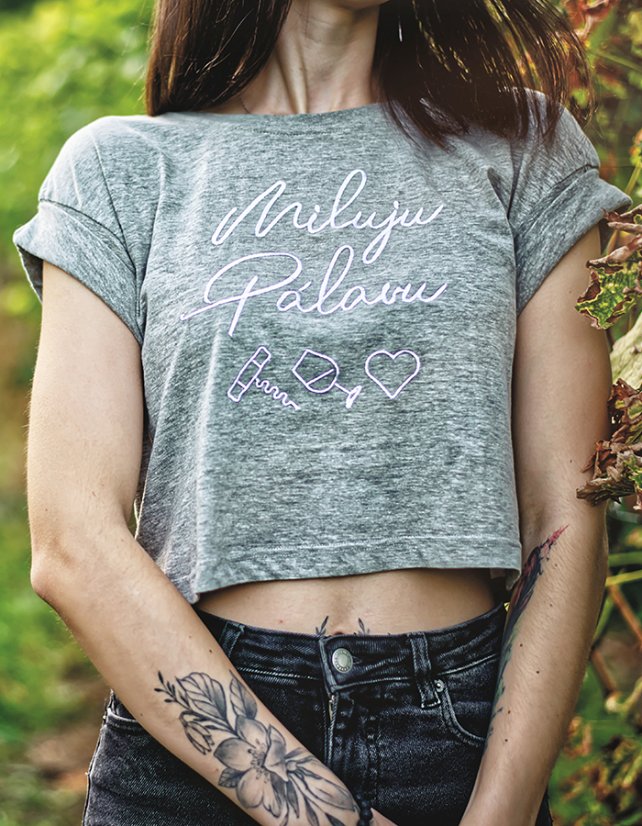 DÁMSKÝ CROP TOP S KRÁTKÝM RUKÁVEM S ORIGINÁLNÍM NÁPISEM MILUJU PÁLAVU