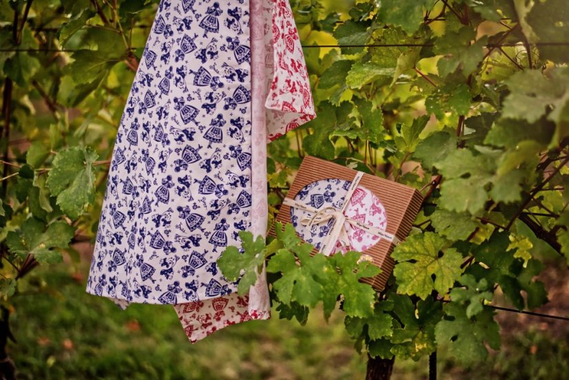 Folklorní utěrka na nádobí - Varianta: Folklorní panenky červené