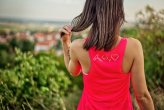 KORÁLOVÝ DÁMSKÝ NÁTĚLNÍK S ORIGINÁLNÍM NÁPISEM MILUJU PÁLAVU - Velikost: M-L