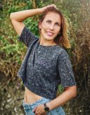 DÁMSKÝ CROP TOP S KRÁTKÝM RUKÁVEM S IKONAMI - Velikost: L