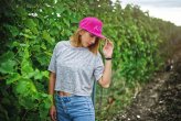 DÁMSKÝ CROP TOP S KRÁTKÝM RUKÁVEM S IKONAMI ŠEDÁ - Velikost: XS