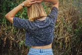 DÁMSKÝ CROP TOP S KRÁTKÝM RUKÁVEM S IKONAMI - Velikost: L