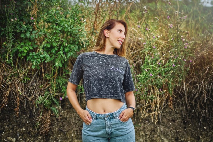 DÁMSKÝ CROP TOP S KRÁTKÝM RUKÁVEM S IKONAMI - Velikost: L