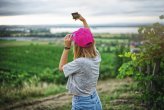 DÁMSKÝ CROP TOP S KRÁTKÝM RUKÁVEM S IKONAMI ŠEDÁ - Velikost: XS