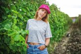 DÁMSKÝ CROP TOP S KRÁTKÝM RUKÁVEM S IKONAMI ŠEDÁ - Velikost: XS