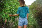 DÁMSKÝ CROP TOP S KRÁTKÝM RUKÁVEM S IKONAMI